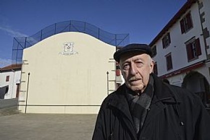 Otar Iosseliani recorre esta mañana los escenarios donde rodó <i>Euskadi été 1982</i>, programada por Punto de Vista, y por la tarde visita el festival